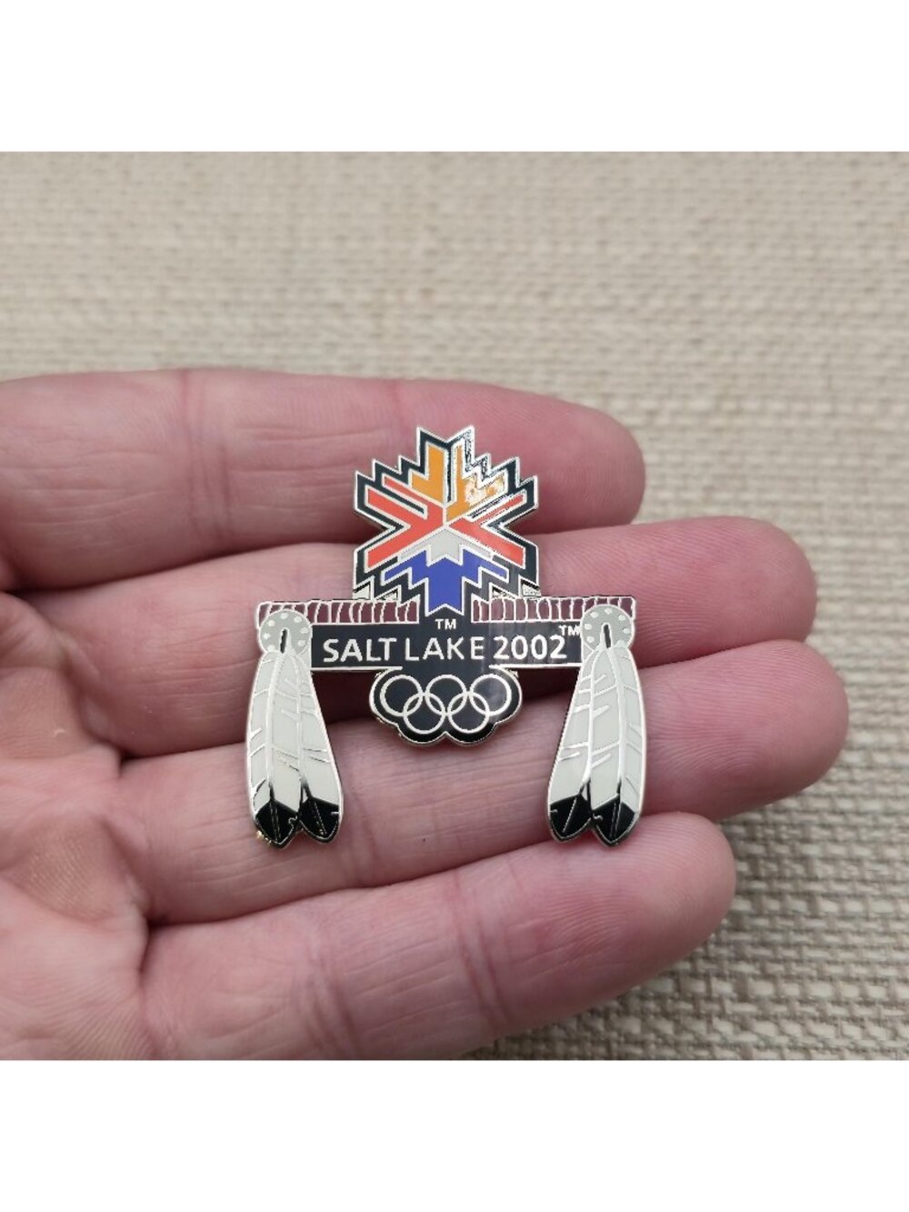 Salt Lake 2002 Winter Olympics Native American Feathers Emblem Enamel Pin A8800